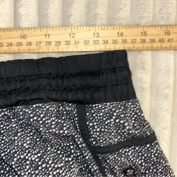 Lululemon Athletica Black and White Patterned Shorts Tracker Size 10 - Picture 2 of 8